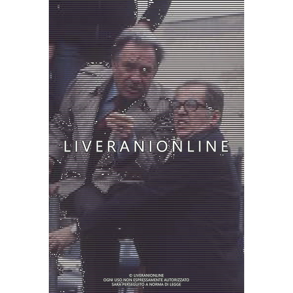 DIAP-RETROSPETTIVA UGO TOGNAZZI ATTORE NELLA FOTO UGO TOGNAZZI SUL SET DEL FILM “CATTIVI PENSIERI “ GIRATO A MILANO SL PIAZZALE DEL CIMITERO MONUMENTALE NELL\'ANNO 1976 AG ALDO LIVERANI SAS