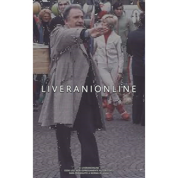 DIAP-RETROSPETTIVA UGO TOGNAZZI ATTORE NELLA FOTO UGO TOGNAZZI SUL SET DEL FILM “CATTIVI PENSIERI “ GIRATO A MILANO SL PIAZZALE DEL CIMITERO MONUMENTALE NELL\'ANNO 1976 AG ALDO LIVERANI SAS
