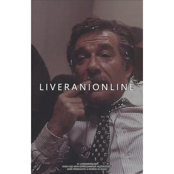 DIAP-RETROSPETTIVA UGO TOGNAZZI ATTORE NELLA FOTO UGO TOGNAZZI SUL SET DEL FILM “CATTIVI PENSIERI “ GIRATO A MILANO SL PIAZZALE DEL CIMITERO MONUMENTALE NELL\'ANNO 1976 AG ALDO LIVERANI SAS