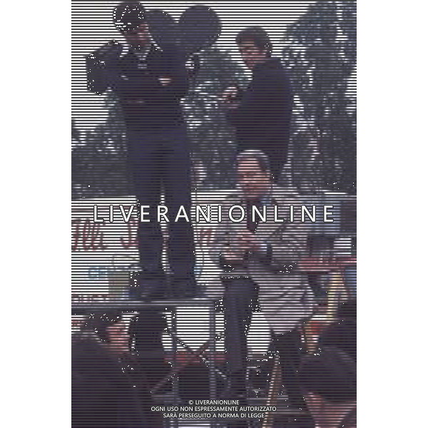 DIAP-RETROSPETTIVA UGO TOGNAZZI ATTORE NELLA FOTO UGO TOGNAZZI SUL SET DEL FILM “CATTIVI PENSIERI “ GIRATO A MILANO SL PIAZZALE DEL CIMITERO MONUMENTALE NELL\'ANNO 1976 AG ALDO LIVERANI SAS
