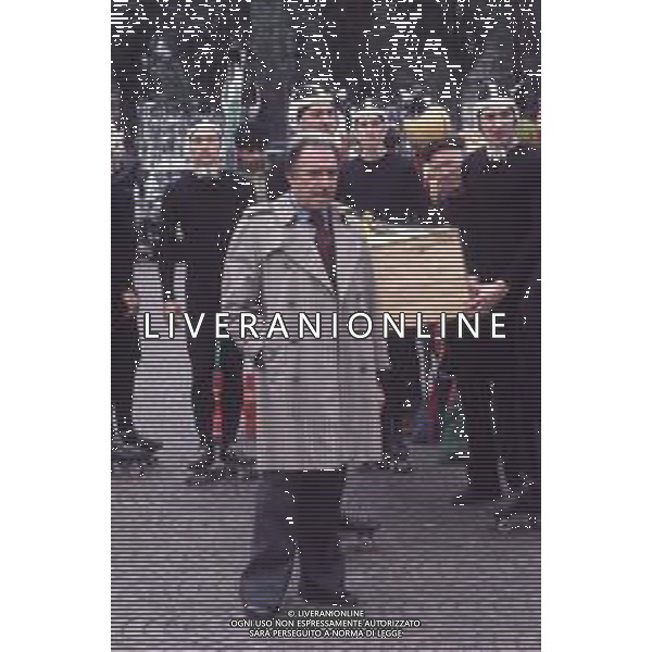 DIAP-RETROSPETTIVA UGO TOGNAZZI ATTORE NELLA FOTO UGO TOGNAZZI SUL SET DEL FILM “CATTIVI PENSIERI “ GIRATO A MILANO SL PIAZZALE DEL CIMITERO MONUMENTALE NELL\'ANNO 1976 AG ALDO LIVERANI SAS