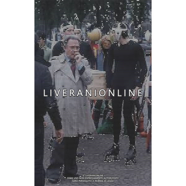 DIAP-RETROSPETTIVA UGO TOGNAZZI ATTORE NELLA FOTO UGO TOGNAZZI SUL SET DEL FILM “CATTIVI PENSIERI “ GIRATO A MILANO SL PIAZZALE DEL CIMITERO MONUMENTALE NELL\'ANNO 1976 AG ALDO LIVERANI SAS