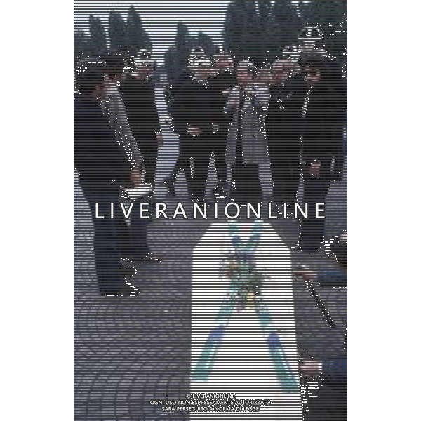 DIAP-RETROSPETTIVA UGO TOGNAZZI ATTORE NELLA FOTO UGO TOGNAZZI SUL SET DEL FILM “CATTIVI PENSIERI “ GIRATO A MILANO SL PIAZZALE DEL CIMITERO MONUMENTALE NELL\'ANNO 1976 AG ALDO LIVERANI SAS