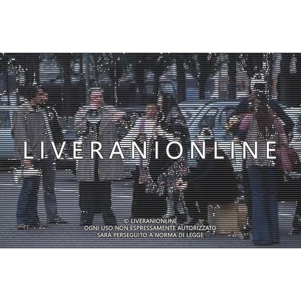 DIAP-RETROSPETTIVA UGO TOGNAZZI ATTORE NELLA FOTO UGO TOGNAZZI SUL SET DEL FILM “CATTIVI PENSIERI “ GIRATO A MILANO SL PIAZZALE DEL CIMITERO MONUMENTALE NELL\'ANNO 1976 AG ALDO LIVERANI SAS