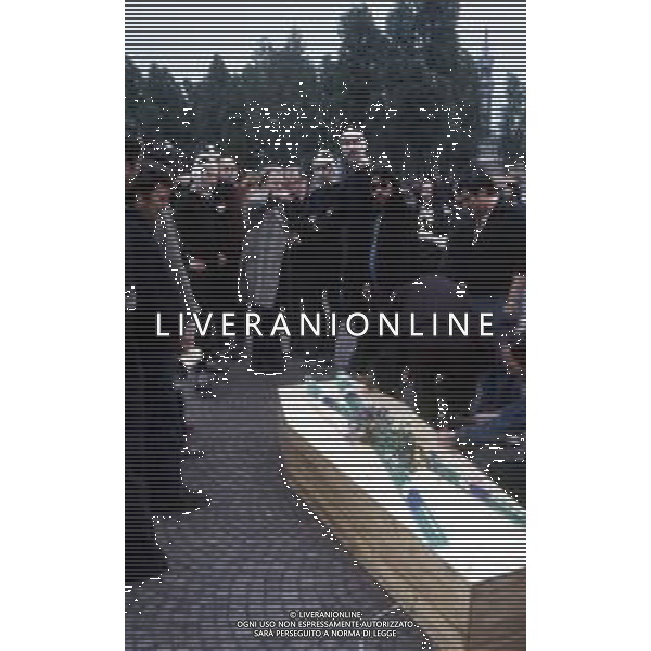 DIAP-RETROSPETTIVA UGO TOGNAZZI ATTORE NELLA FOTO UGO TOGNAZZI SUL SET DEL FILM “CATTIVI PENSIERI “ GIRATO A MILANO SL PIAZZALE DEL CIMITERO MONUMENTALE NELL\'ANNO 1976 AG ALDO LIVERANI SAS