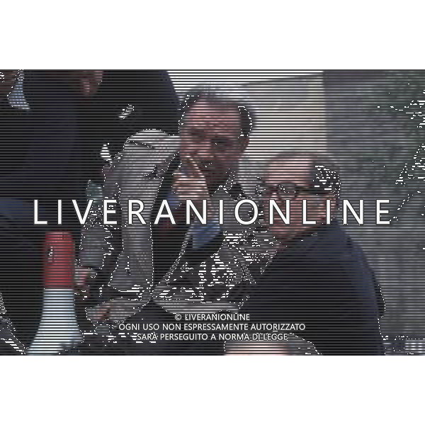 DIAP-RETROSPETTIVA UGO TOGNAZZI ATTORE NELLA FOTO UGO TOGNAZZI SUL SET DEL FILM “CATTIVI PENSIERI “ GIRATO A MILANO SL PIAZZALE DEL CIMITERO MONUMENTALE NELL\'ANNO 1976 AG ALDO LIVERANI SAS
