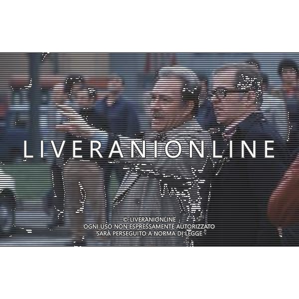 DIAP-RETROSPETTIVA UGO TOGNAZZI ATTORE NELLA FOTO UGO TOGNAZZI SUL SET DEL FILM “CATTIVI PENSIERI “ GIRATO A MILANO SL PIAZZALE DEL CIMITERO MONUMENTALE NELL\'ANNO 1976 AG ALDO LIVERANI SAS