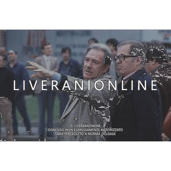 DIAP-RETROSPETTIVA UGO TOGNAZZI ATTORE NELLA FOTO UGO TOGNAZZI SUL SET DEL FILM “CATTIVI PENSIERI “ GIRATO A MILANO SL PIAZZALE DEL CIMITERO MONUMENTALE NELL\'ANNO 1976 AG ALDO LIVERANI SAS