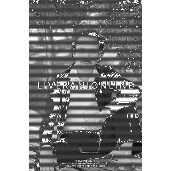 DIAP-RETROSPETTIVA UNBERTO BALSAMO CANTANTE NELLA FOTO UMBERTO BALSAMO A SAINT VINCENT NELL\'ANNO 1976 AG ALDO LIVERANI SAS