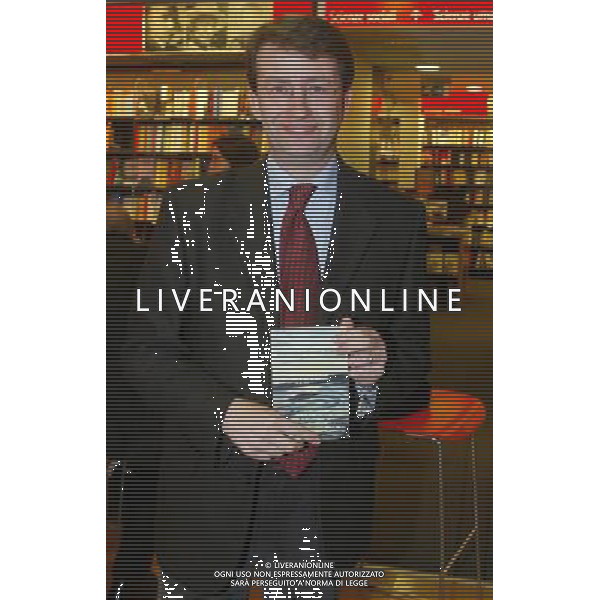 MILANO 8/2/2006 LIBRERIA FELTRINELLI C.SO BUENOS AIRES, 33 PRESENTAZIONE DEL LIBRO DI DARIO FRANCESCHINI: -NELLE VENE QUELLE ACQUE D\' ARGENTO- NELLA FOTO DARIO FRANCESCHINI FOTO ROMANO/AG ALDO LIVERANI
