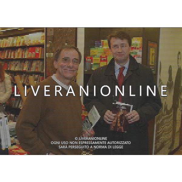MILANO 8/2/2006 LIBRERIA FELTRINELLI C.SO BUENOS AIRES, 33 PRESENTAZIONE DEL LIBRO DI DARIO FRANCESCHINI: -NELLE VENE QUELLE ACQUE D\' ARGENTO- NELLA FOTO ROBERTO VECCHIONI E DARIO FRANCESCHINI FOTO ROMANO/AG ALDO LIVERANI