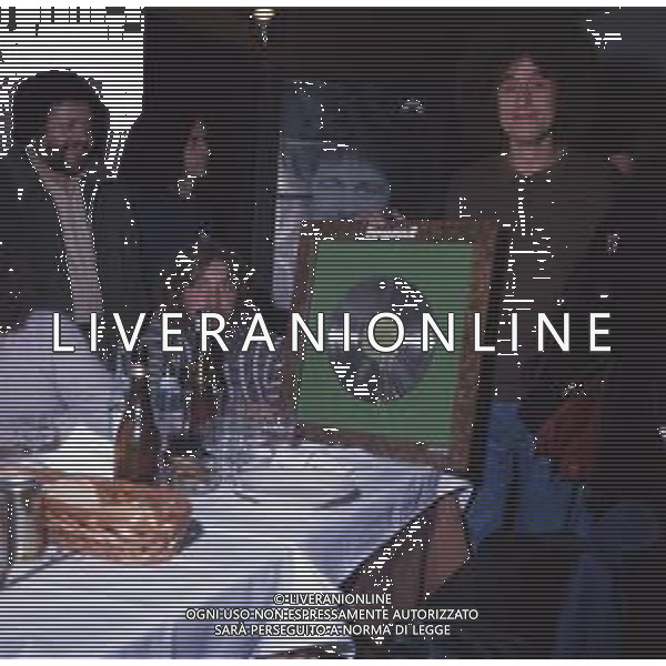 COL-RETROSPETTIVA ANGELO BRANDUARDI CANTANTE NELLA FOTO ANGELO BRANDUARDI COL DISCO DI PLATINO CONSEGNATO A TORINO NELL\'ANNO 1979 ARCHIVIO GIOVANNI LIVERANI-AG ALDO LIVERANI SAS