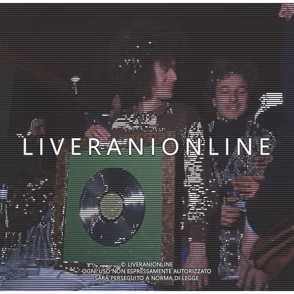 COL-RETROSPETTIVA ANGELO BRANDUARDI CANTANTE NELLA FOTO ANGELO BRANDUARDI COL DISCO DI PLATINO CONSEGNATO A TORINO NELL\'ANNO 1979 ARCHIVIO GIOVANNI LIVERANI-AG ALDO LIVERANI SAS