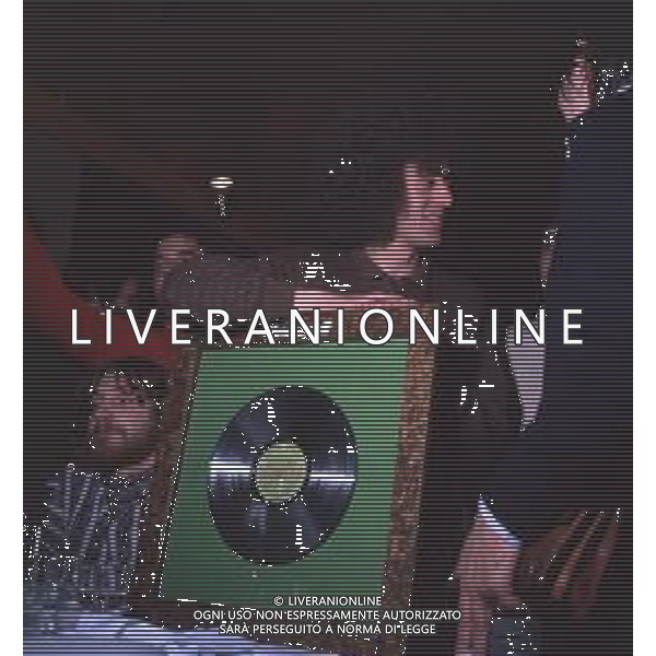 COL-RETROSPETTIVA ANGELO BRANDUARDI CANTANTE NELLA FOTO ANGELO BRANDUARDI COL DISCO DI PLATINO CONSEGNATO A TORINO NELL\'ANNO 1979 ARCHIVIO GIOVANNI LIVERANI-AG ALDO LIVERANI SAS