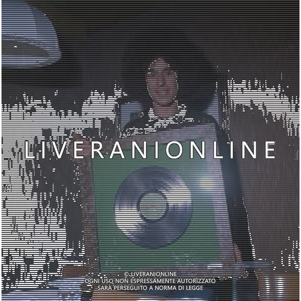 COL-RETROSPETTIVA ANGELO BRANDUARDI CANTANTE NELLA FOTO ANGELO BRANDUARDI COL DISCO DI PLATINO CONSEGNATO A TORINO NELL\'ANNO 1979 ARCHIVIO GIOVANNI LIVERANI-AG ALDO LIVERANI SAS