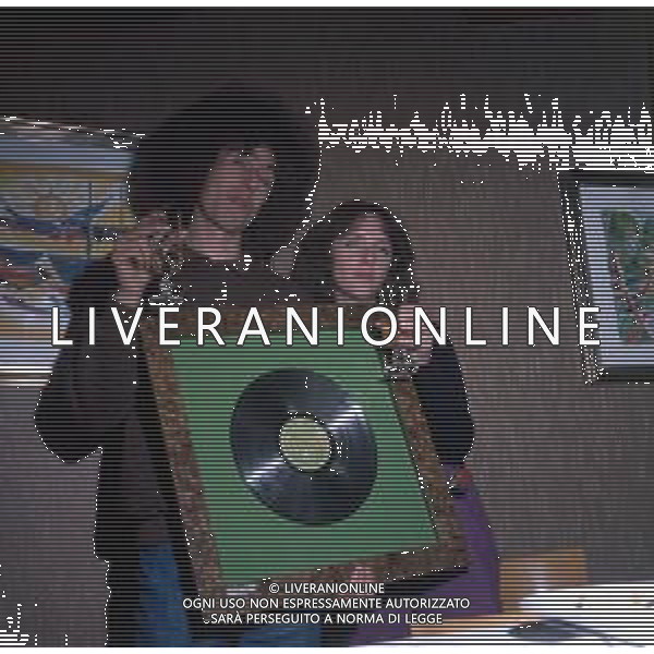 COL-RETROSPETTIVA ANGELO BRANDUARDI CANTANTE NELLA FOTO ANGELO BRANDUARDI CON LA MOGLIE COL DISCO DI PLATINO CONSEGNATO A TORINO NELL\'ANNO 1979 AG ALDO LIVERANI SAS