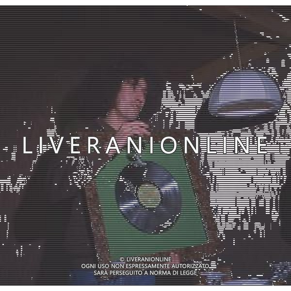 COL-RETROSPETTIVA ANGELO BRANDUARDI CANTANTE NELLA FOTO ANGELO BRANDUARDI COL DISCO DI PLATINO CONSEGNATO A TORINO NELL\'ANNO 1979 ARCHIVIO GIOVANNI LIVERANI-AG ALDO LIVERANI SAS
