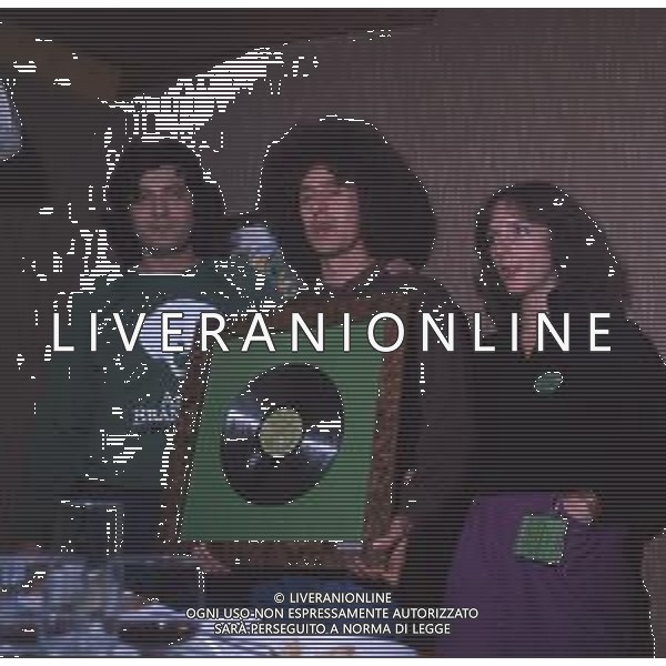COL-RETROSPETTIVA ANGELO BRANDUARDI CANTANTE NELLA FOTO ANGELO BRANDUARDI CON LA MOGLIE COL DISCO DI PLATINO CONSEGNATO A TORINO NELL\'ANNO 1979 AG ALDO LIVERANI SAS