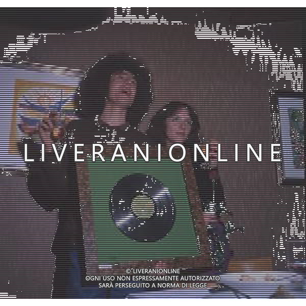 COL-RETROSPETTIVA ANGELO BRANDUARDI CANTANTE NELLA FOTO ANGELO BRANDUARDI CON LA MOGLIE COL DISCO DI PLATINO CONSEGNATO A TORINO NELL\'ANNO 1979 AG ALDO LIVERANI SAS