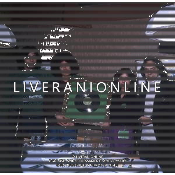 COL-RETROSPETTIVA ANGELO BRANDUARDI CANTANTE NELLA FOTO ANGELO BRANDUARDI CON LA MOGLIE COL DISCO DI PLATINO CONSEGNATO A TORINO NELL\'ANNO 1979 AG ALDO LIVERANI SAS