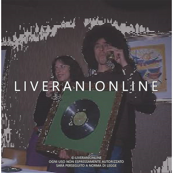 COL-RETROSPETTIVA ANGELO BRANDUARDI CANTANTE NELLA FOTO ANGELO BRANDUARDI CON LA MOGLIE COL DISCO DI PLATINO CONSEGNATO A TORINO NELL\'ANNO 1979 AG ALDO LIVERANI SAS