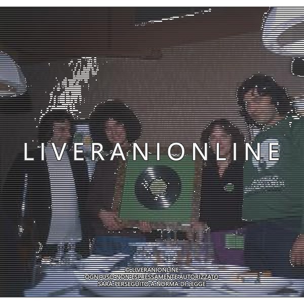 COL-RETROSPETTIVA ANGELO BRANDUARDI CANTANTE NELLA FOTO ANGELO BRANDUARDI CON LA MOGLIE COL DISCO DI PLATINO CONSEGNATO A TORINO NELL\'ANNO 1979 AG ALDO LIVERANI SAS
