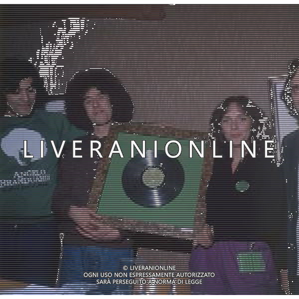 COL-RETROSPETTIVA ANGELO BRANDUARDI CANTANTE NELLA FOTO ANGELO BRANDUARDI CON LA MOGLIE COL DISCO DI PLATINO CONSEGNATO A TORINO NELL\'ANNO 1979 AG ALDO LIVERANI SAS