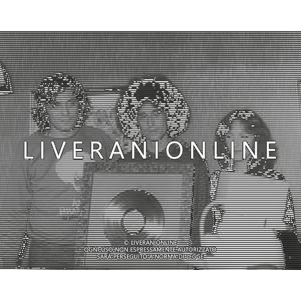 ST-RETROSPETTIVA ANGELO BRANDUARDI CANTANTE NELLA FOTO ANGELO BRANDUARDI CON LA MOGLIE COL DISCO DI PLATINO CONSEGNATO A TORINO NELL\'ANNO 1979 ARCHIVIO GIOVANNI LIVERANI-AG ALDO LIVERANI SAS