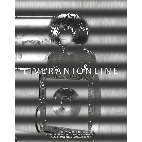 ST-RETROSPETTIVA ANGELO BRANDUARDI CANTANTE NELLA FOTO ANGELO BRANDUARDI COL DISCO DI PLATINO CONSEGNATO A TORINO NELL\'ANNO 1979 ARCHIVIO GIOVANNI LIVERANI-AG ALDO LIVERANI SAS