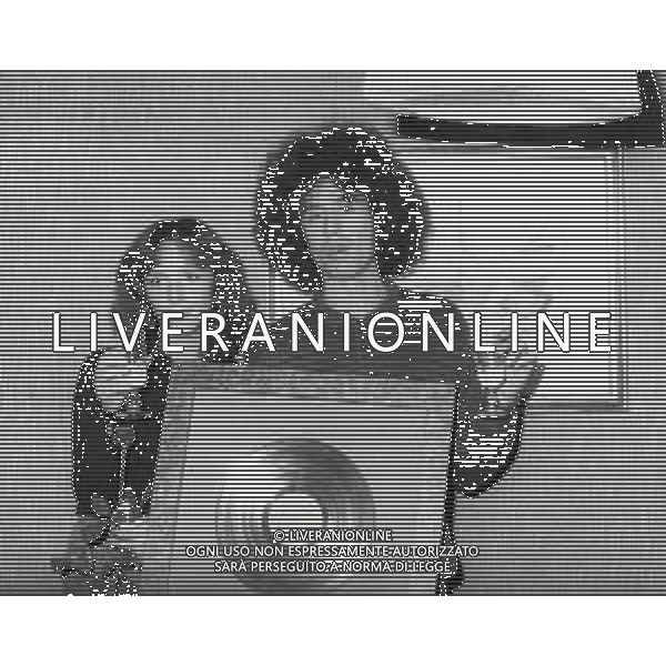 ST-RETROSPETTIVA ANGELO BRANDUARDI CANTANTE NELLA FOTO ANGELO BRANDUARDI CON LA MOGLIE COL DISCO DI PLATINO CONSEGNATO A TORINO NELL\'ANNO 1979 ARCHIVIO GIOVANNI LIVERANI-AG ALDO LIVERANI SAS