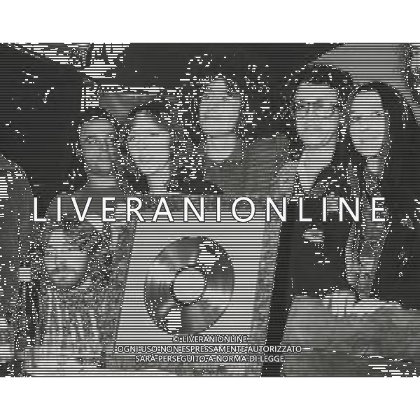 ST-RETROSPETTIVA ANGELO BRANDUARDI CANTANTE NELLA FOTO ANGELO BRANDUARDI CON LA MOGLIE COL DISCO DI PLATINO CONSEGNATO A TORINO NELL\'ANNO 1979 ARCHIVIO GIOVANNI LIVERANI-AG ALDO LIVERANI SAS