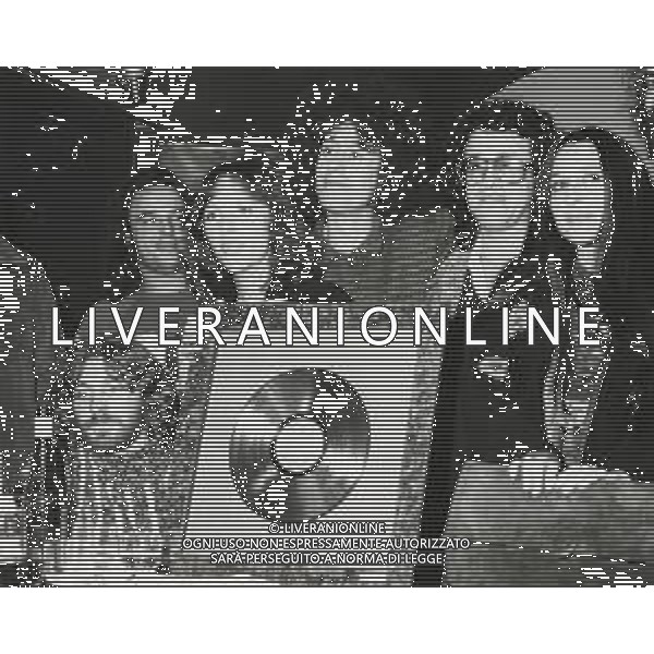 ST-RETROSPETTIVA ANGELO BRANDUARDI CANTANTE NELLA FOTO ANGELO BRANDUARDI CON LA MOGLIE COL DISCO DI PLATINO CONSEGNATO A TORINO NELL\'ANNO 1979 ARCHIVIO GIOVANNI LIVERANI-AG ALDO LIVERANI SAS