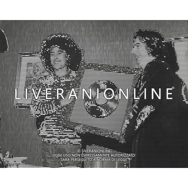 ST-RETROSPETTIVA ANGELO BRANDUARDI CANTANTE NELLA FOTO ANGELO BRANDUARDI COL DISCO DI PLATINO CONSEGNATO A TORINO NELL\'ANNO 1979 ARCHIVIO GIOVANNI LIVERANI-AG ALDO LIVERANI SAS