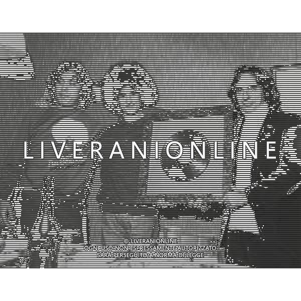 ST-RETROSPETTIVA ANGELO BRANDUARDI CANTANTE NELLA FOTO ANGELO BRANDUARDI COL DISCO DI PLATINO CONSEGNATO A TORINO NELL\'ANNO 1979 ARCHIVIO GIOVANNI LIVERANI-AG ALDO LIVERANI SAS