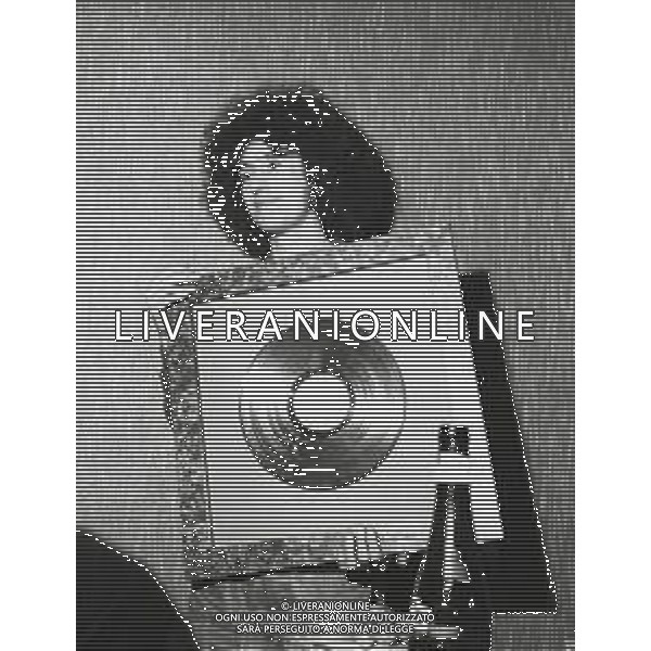 ST-RETROSPETTIVA ANGELO BRANDUARDI CANTANTE NELLA FOTO ANGELO BRANDUARDI COL DISCO DI PLATINO CONSEGNATO A TORINO NELL\'ANNO 1979 ARCHIVIO GIOVANNI LIVERANI-AG ALDO LIVERANI SAS