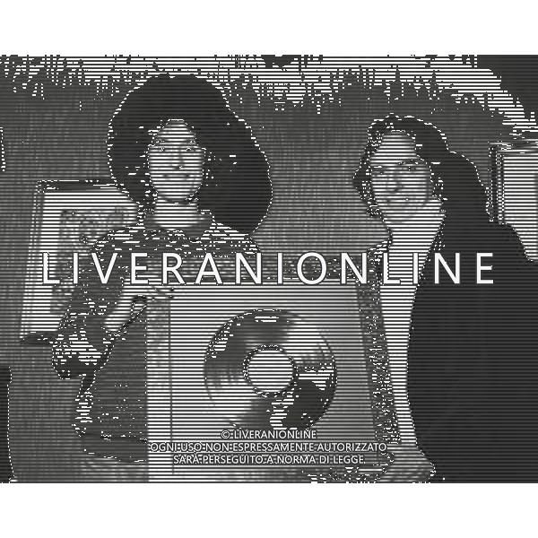 ST-RETROSPETTIVA ANGELO BRANDUARDI CANTANTE NELLA FOTO ANGELO BRANDUARDI COL DISCO DI PLATINO CONSEGNATO A TORINO NELL\'ANNO 1979 ARCHIVIO GIOVANNI LIVERANI-AG ALDO LIVERANI SAS