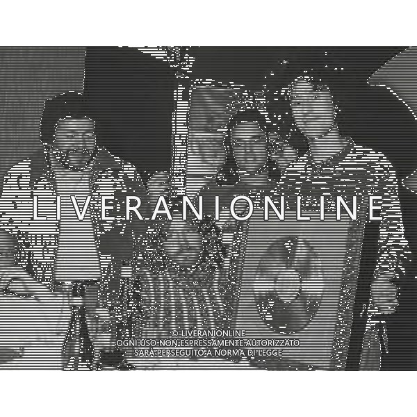 ST-RETROSPETTIVA ANGELO BRANDUARDI CANTANTE NELLA FOTO ANGELO BRANDUARDI CON LA MOGLIE COL DISCO DI PLATINO CONSEGNATO A TORINO NELL\'ANNO 1979 ARCHIVIO GIOVANNI LIVERANI-AG ALDO LIVERANI SAS