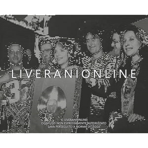 ST-RETROSPETTIVA ANGELO BRANDUARDI CANTANTE NELLA FOTO ANGELO BRANDUARDI CON LA MOGLIE COL DISCO DI PLATINO CONSEGNATO A TORINO NELL\'ANNO 1979 ARCHIVIO GIOVANNI LIVERANI-AG ALDO LIVERANI SAS