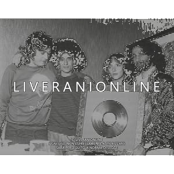 ST-RETROSPETTIVA ANGELO BRANDUARDI CANTANTE NELLA FOTO ANGELO BRANDUARDI CON LA MOGLIE COL DISCO DI PLATINO CONSEGNATO A TORINO NELL\'ANNO 1979 ARCHIVIO GIOVANNI LIVERANI-AG ALDO LIVERANI SAS