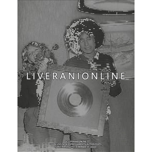ST-RETROSPETTIVA ANGELO BRANDUARDI CANTANTE NELLA FOTO ANGELO BRANDUARDI CON LA MOGLIE COL DISCO DI PLATINO CONSEGNATO A TORINO NELL\'ANNO 1979 ARCHIVIO GIOVANNI LIVERANI-AG ALDO LIVERANI SAS