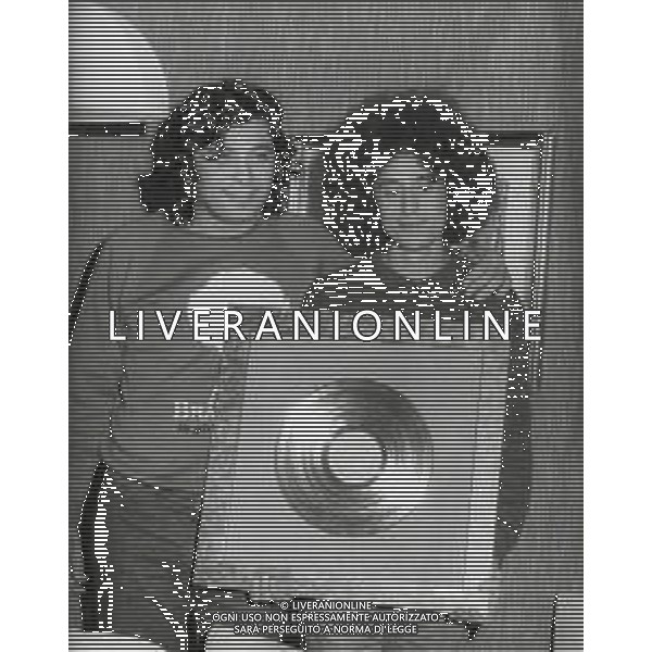 ST-RETROSPETTIVA ANGELO BRANDUARDI CANTANTE NELLA FOTO ANGELO BRANDUARDI COL DISCO DI PLATINO CONSEGNATO A TORINO NELL\'ANNO 1979 ARCHIVIO GIOVANNI LIVERANI-AG ALDO LIVERANI SAS