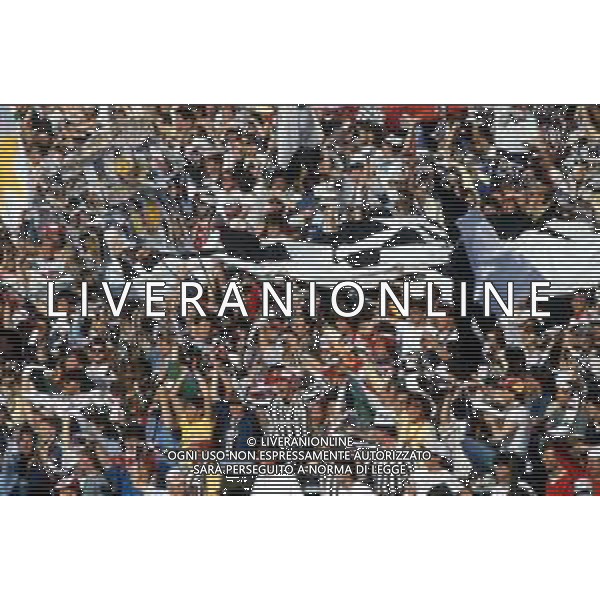 DIAP -29-05-1985 STADIO HEYSEL TIFOSI DELLA JUVENTUS PRIMA DELL\'INCONTRO DI COPPA CAMPIONI JUVENTUS-LIVERPOOL AG ALDO LIVERANI SAS