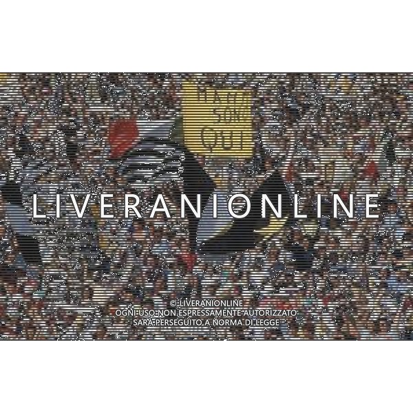 DIAP -29-05-1985 STADIO HEYSEL TIFOSI DELLA JUVENTUS PRIMA DELL\'INCONTRO DI COPPA CAMPIONI JUVENTUS-LIVERPOOL AG ALDO LIVERANI SAS