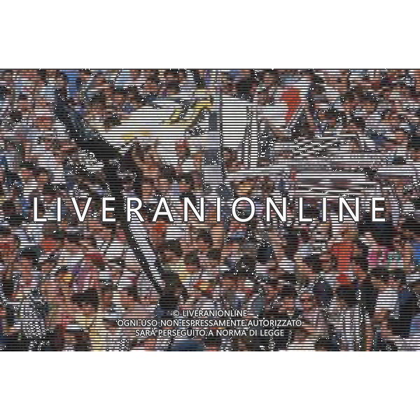 DIAP -29-05-1985 STADIO HEYSEL TIFOSI DELLA JUVENTUS PRIMA DELL\'INCONTRO DI COPPA CAMPIONI JUVENTUS-LIVERPOOL AG ALDO LIVERANI SAS