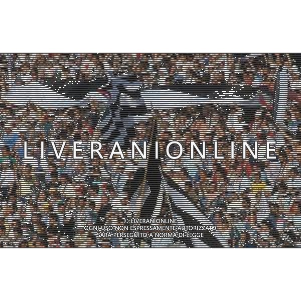 DIAP -29-05-1985 STADIO HEYSEL TIFOSI DELLA JUVENTUS PRIMA DELL\'INCONTRO DI COPPA CAMPIONI JUVENTUS-LIVERPOOL AG ALDO LIVERANI SAS