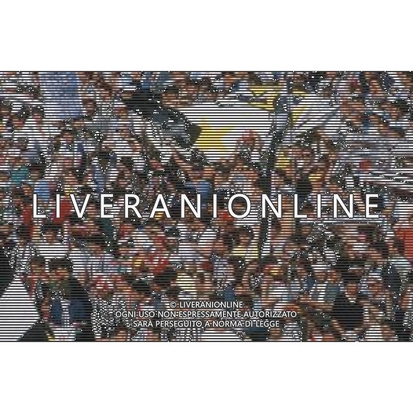 DIAP -29-05-1985 STADIO HEYSEL TIFOSI DELLA JUVENTUS PRIMA DELL\'INCONTRO DI COPPA CAMPIONI JUVENTUS-LIVERPOOL AG ALDO LIVERANI SAS