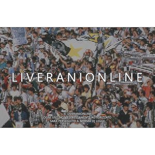 DIAP -29-05-1985 STADIO HEYSEL TIFOSI DELLA JUVENTUS PRIMA DELL\'INCONTRO DI COPPA CAMPIONI JUVENTUS-LIVERPOOL AG ALDO LIVERANI SAS
