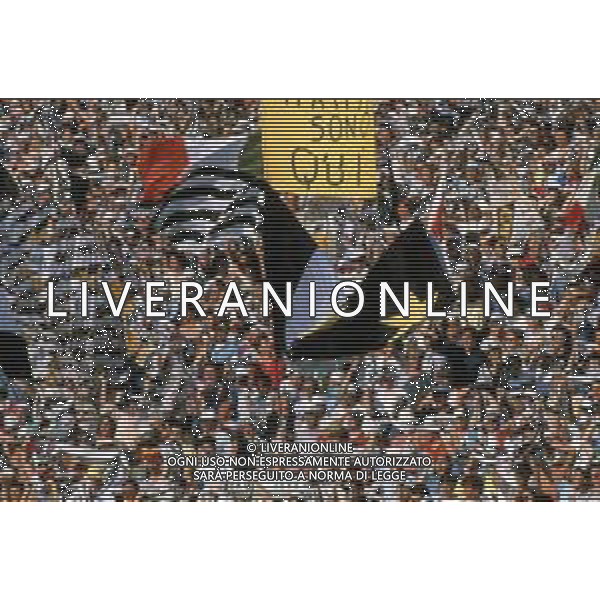 DIAP -29-05-1985 STADIO HEYSEL TIFOSI DELLA JUVENTUS PRIMA DELL\'INCONTRO DI COPPA CAMPIONI JUVENTUS-LIVERPOOL AG ALDO LIVERANI SAS