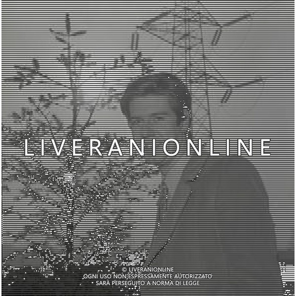 NEG-RETROSPETTIVA CLAUDIO LIPPI PRESENTATORE TELEVISIVO NELLA FOTO CLAUDIO LIPPI A MILANO NELL\'ANNO 1966 AG ALDO LIVERANI SAS 