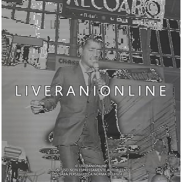 NEG-RETROSPETTIVA SAMMY DAVIS CANTANTE NELLA FOTO SAMMY DAVIS SI ESIBISCE AL PALAZZETTO DELLO SPORT DI MILANO NELL\'ANNO 1967 AG ALDO LIVERANI SAS